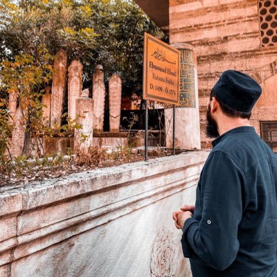 Vefatından sonra insanların seni ne kadar Çabuk unutacaklarını bilseydin, Kesinlikle hayatını الله'tan başkasını Razı etmek için yaşamazdın..