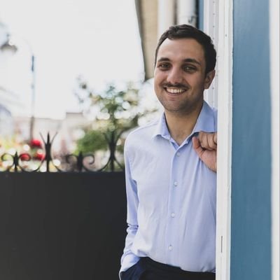 « C'est la galère. Mais la mer est belle. » Pierre Michon !
Lecteur et écrivain.
Dernier né : Les Dernières Rêveries d'Akkad (Cherche-Midi).
