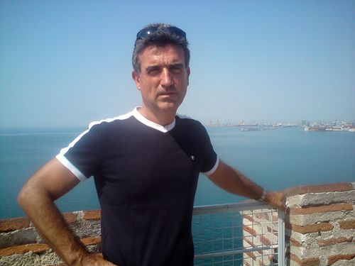 Πλούσιος δεν είναι αυτός που έχει τα περισσότερα αλλά αυτός που χρειάζεται τα λιγότερα.