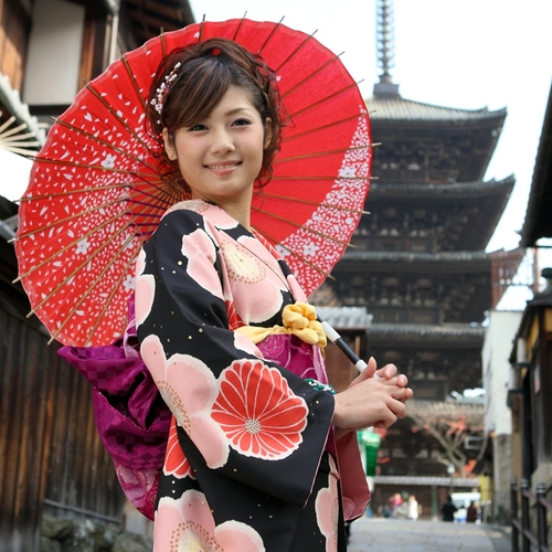 京都・祇園にある京都観光や京都散策をより楽しんでいただけるための一日レンタル着物ショップ「夢京都」。レンタル着物・浴衣、着付け、ヘアセットならおまかせください。より京都と楽しんでいただくために、お得情報や京都のおすすめショップ情報などをつぶやいていこうと思っております。