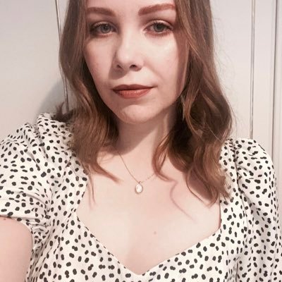 itslauren_x's profile picture. she’s got a book for every situation    🏒🧡✨