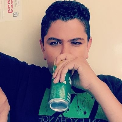 karlytrooz's profile picture. 