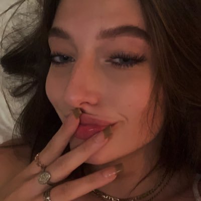 maddieswansiger's profile picture. u can scroll thru this pointless shit if u want