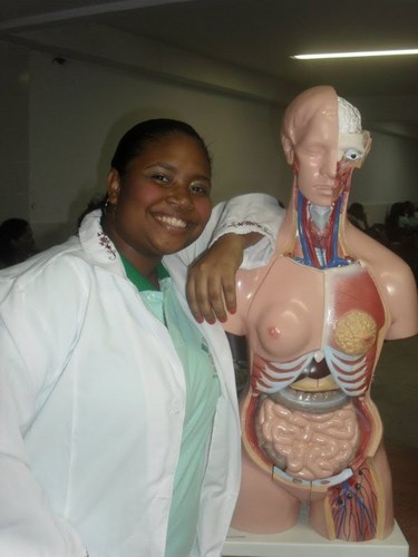 Sou morena,alegre,adoro curtir e vivo o momento.