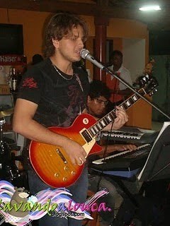 Guitarrista e Vocalista da banda Squire's Rock n' Raggae ^^. Professor de musica nas horas vagas...pelo menos tento ser xD. Pra saber mais só conhecendo...^^