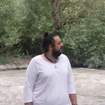 مترجمم و از سر عشق ترجمه میکنم
و
مغازه دارم برای پول
زندگی یعنی بگایی در بگایی، نه اینکه تو هی بگایی، بلکه تو خود، خودِ گایی.
اخبار جعلی و غیر جعلی هم میزارم