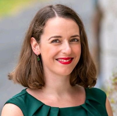 Klassiek zangeres, zangdocente, koorcoach. Gek op wandelen en wolkenluchten. Openbaar account. Met slotje: @elisevanes