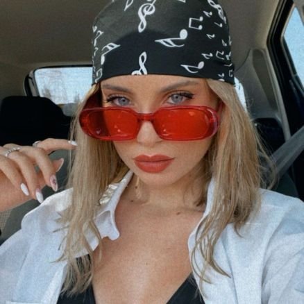 sadeceww's profile picture. öyle biri işte