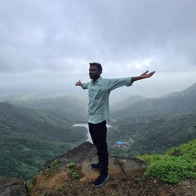 न जाने कौन से दरबार का दिया समझ बैठे हैं लोग हमें.....!!
जिसका दिल चाहता है जला कर चला जाता है....!!
