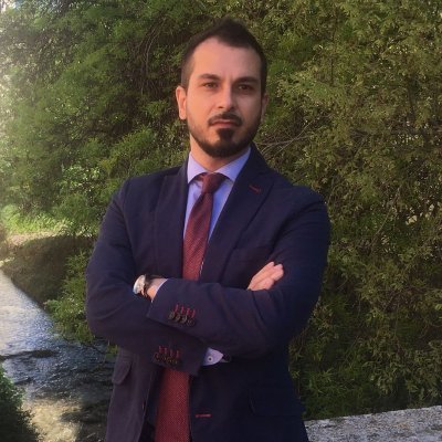 ADE (Uned). Historiador especialista en Historia Contemporánea, Guerra Fría y Mundo Actual / Experto en geopolítica y geoeconomía.