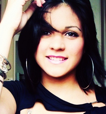 Libriana, chata, sincera, ciumenta, carinhosa, meiga. msn? só pedir ;*