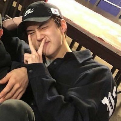 makkkloeyna's profile picture. เมื่อไรโลกจะแตก .