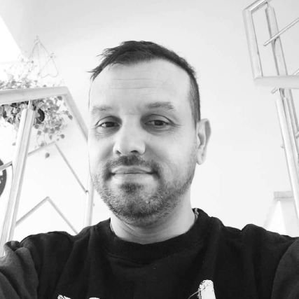 Analista de sistemas, responsável técnico da SVRS dos Documentos Fiscais Eletrônicos, nerd, fã de super-heróis, animes e sci-fi, amo cozinhar para quem amo.