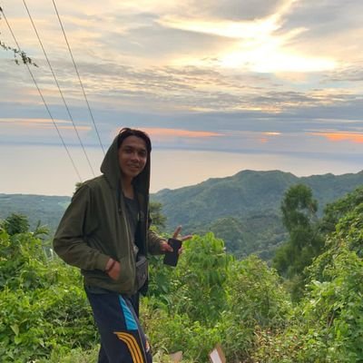 lukisan hidup berkanvas hitam