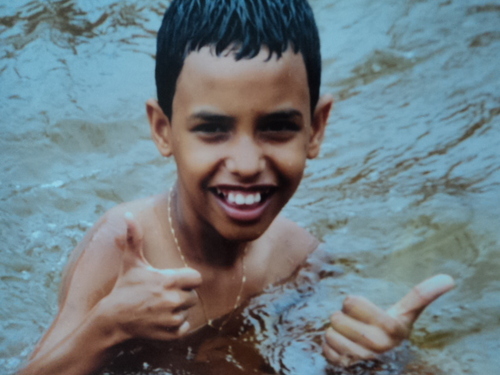 sou baiano,gosto de fazer novas amizades,sou feliz e gosto de twitter