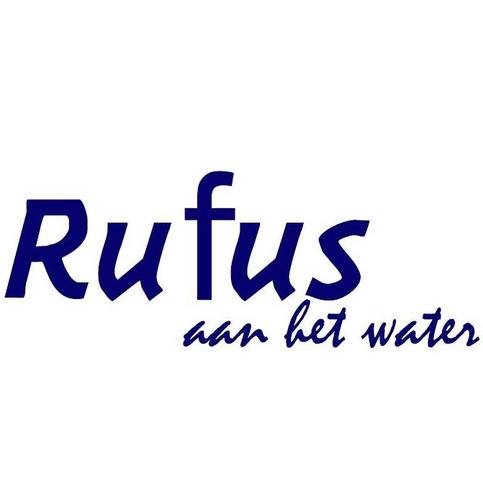 Ongedwongen genieten van de Friese natuur vanaf de zeilboot óp het water of onder het genot van op het terras áán het water!