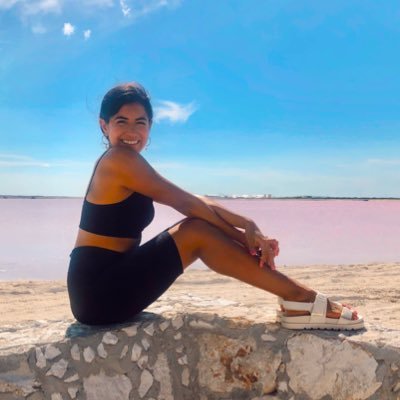 Bailarina. Yogui de corazón. Fisioterapeuta. Coleccionista de atardeceres. Hija de la luna y el mar. Mexicana. ✌️