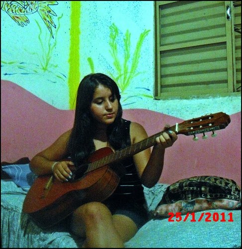 Eu sou uma eterna apaixonada por palavras,músicas & pessoas!Gosto de abraçar apertado & inventar amores.O simples me faz rir,o complicado me aborrece.