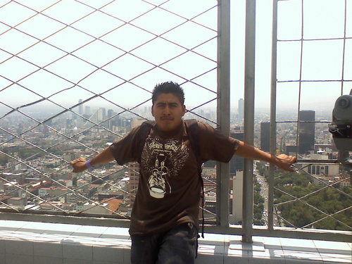 alalaasas's profile picture. En realidad, prefiero la ciencia a la religión. Si me dan a escoger entre Dios y el aire acondicionado, me quedo con el aire.