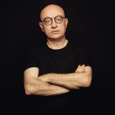 Albert Hera ama definirsi “un narratore di suoni”, un ricercatore, là dove il canto diventa parte integrante delle sue “tele vocali.