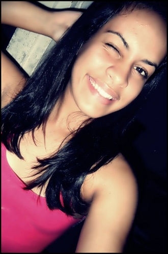 Não me importo com o que as pessoas acham ou pensam ao meu respeito.Eu me preocupo com as coisas certas! Sou chata,tímida e Feliiz .