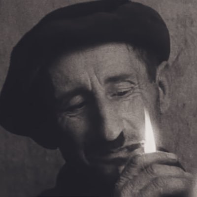 FrrMmb's profile picture. Twerker au milieu des ruines, voilà le programme.