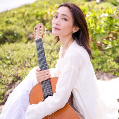 【心の懲りをそっと解きほぐす声🕊✨】音楽家|クラシックギターでボサノヴァやオリジナル曲を弾き語り🎼|国立音楽大学卒|音楽プロ活動18年目🎤|年間公演数約100本|元グラフィックデザイナー|保護猫3匹😽|野草大好き🌱