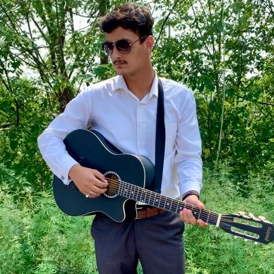 ਕਿਵੇ ਕਰਾ ਮੈਂ ਪਿਆਰ ਦਾ ਇਕਰਾਰ
ਮੈਂ ਆਦਮੀ ਅਵਾਰਾ ਤੂੰ ਸੋਹਨੀ ਮੁਟਿਆਰ