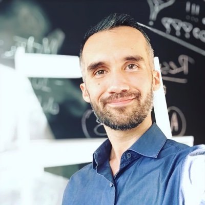pai, marido, filho de Maria e João, psicanalista, coach, eng. especializado em gestão pela FGV, apaixonado por saúde emocional, ele / dele