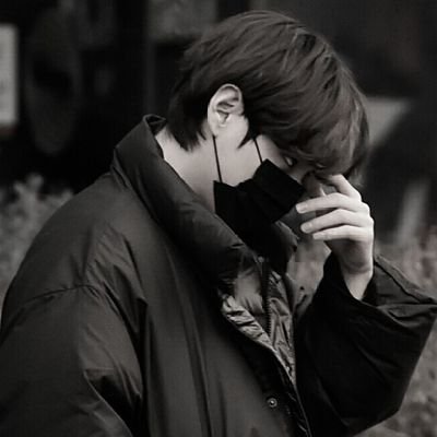 RP. ╱ a guy who has alluring gaze and wild look when on stage, 그래서 당신은 그의 시선을 최면처럼 그에게만 집중하십시오, Kim Taehyung is the name.