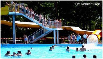 Openlucht zwembad 50x25m met 2 duikplanken,40m glijbaan, peuterbad met olifantenglijbaan en waterpaddestoel. Grote ligweide voor sport en spel