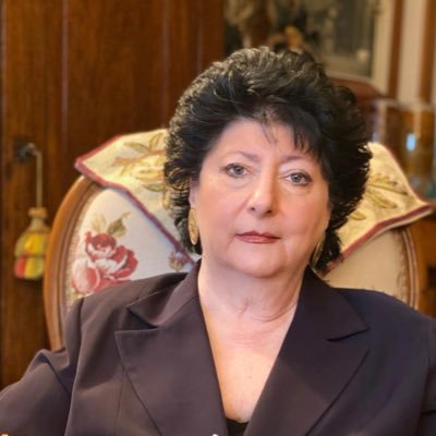 Sono una donna di scienza, microbiologa e virologa, sono esperta in patologie a trasmissione sessuale ed ho diretto per moltissimi anni un centro MTS