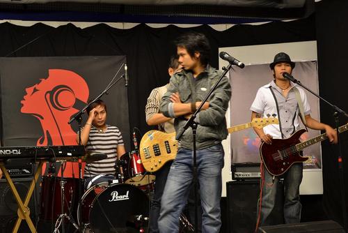 Vocal    : Iip
Guitar   : Iqbal
Bass     : Cendil
Drum     : Uphay