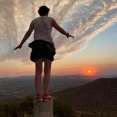 Palo o caña que se pone al lado de una planta para sujetar a él sus tallos mientras es tierno a fin de que no se tuerza o rompa.(M. Moliner). Maestra EI.