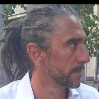 M'agrada ser com sóc, no confonguis la meva personalitat amb la meva actitud; la meva personalitat és qui sóc, la meva actitut depèn de qui siguis tu. JAH LOVE!