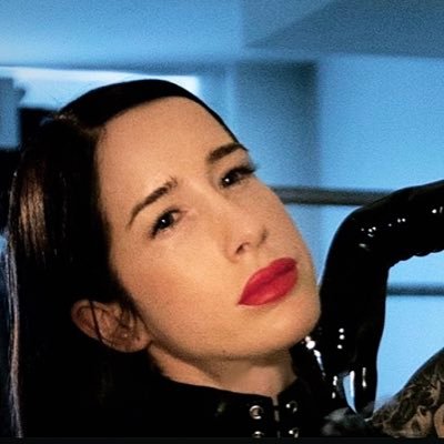 NYC dominatrix & companion. https://t.co/TX8igtawJ6