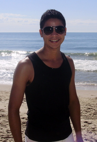 Sou o tipo de pessoa que vê beleza nas coisas mais simples e felicidade nas coisas mais bobas. Sou feliz, amo muito a vida que dela sou um eterno aprendiz.