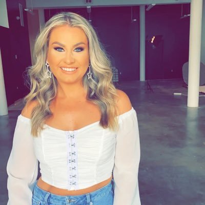 lindsey_able_xo's profile picture. she wore a smile like a loaded gun 💥