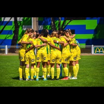 The only time you should look down on someone is when you are bending over to help them get up. Joueuse au FC NANTES #7 🟡⚪️