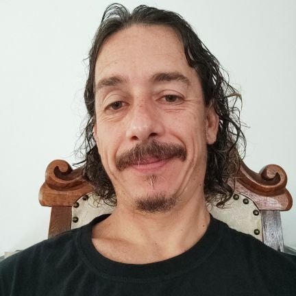 Programador desde 1991, pythonista desde 2004, membro da Associação Python Brasil.