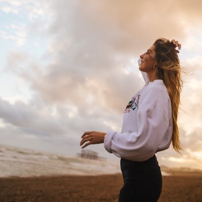 An overthinking, song writing, 80s music lover ☁️🤍 “overdoses” EP is OUT NOW - stream, download, buy a CD via the link below👇👇