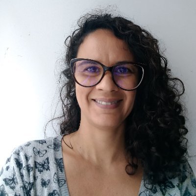 Atenta às intermitências da vida e interessada em tecnologia, política, comunicação, arte e cultura.