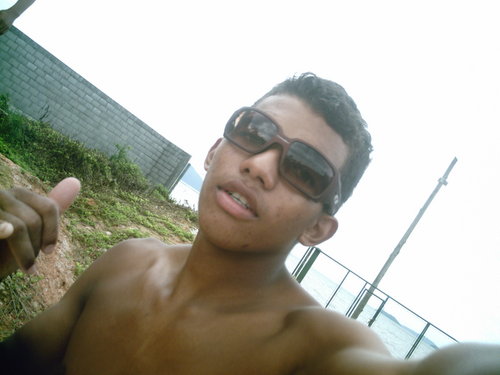 Um jovem feliz,a procura de coisas novas e de felicidade,alegria alegria,ousadia futebol e samba no pé.