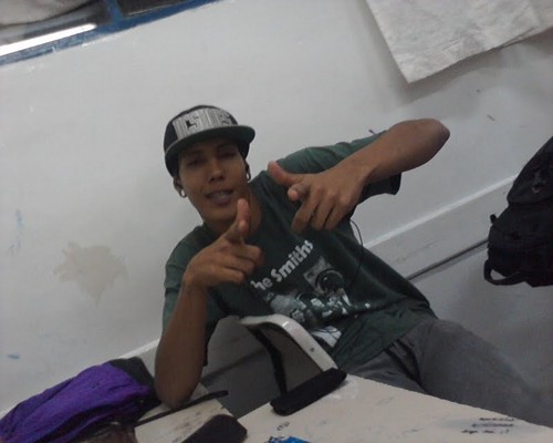 Posso nαõ ser perfeito,
Mαis sαõ os meus defeitos que fαzem eu ser único!
   sou siincero   sou diferente,
Aquele que não tem medo de curtir a vida !!