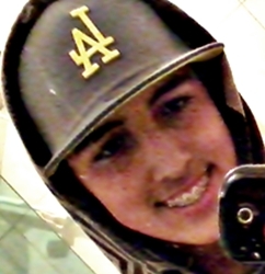 Chato, Folgado, Irritante, Palhaço, Feliz e Filho de Deus! rÁ .. follow- me ? http://t.co/xMNxaFJVZk