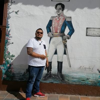 Boyacense, abogado en formación,mamerto,izquierdoso Anti uribista.
