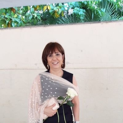 Esposa enamorada, mare de 2 nois,catòlica, catalanista, optimista, esperançada ...sempre amb ajuda de Déu.