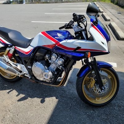 スカイラインV35/CB400SB Revo　
組み込みソフトのエンジニアらしいです

https://t.co/3T3sWSusfl