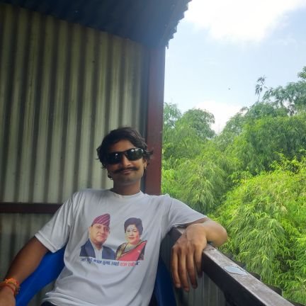 वनेको छ पहराले यो छाती मेरो
बगेको छ छहरा रगतमा मेरो
पखेरोमा जन्मे पखुरामा खेल्ने
म झुक्दै नझुक्ने नेपालको छोरो