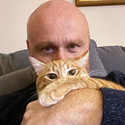 Sono Kitcat il gatto rosso di @RudyZerbi e sono follemente innamorato del mio padrone😻
Il mio migliore amico é @PacoZerbi ma siamo pur sempre Cane e Gatto! 😹